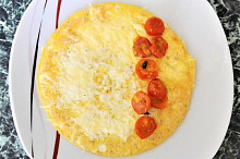 Omeletu dáme na talíř, naplníme ji rajčátky a přehneme. 