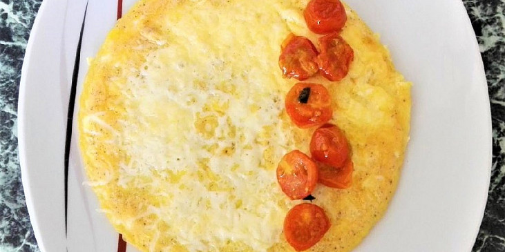 Omeletu dáme na talíř, naplníme ji rajčátky a přehneme. 