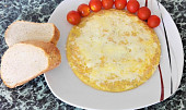 Omeleta se sýrem, rajčátky a bazalkou (Pokud nechceme rajčátka opékat, můžeme podávat jen omeletu se sýrem a rajčátka přidat neopečená. )