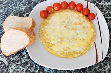Pokud nechceme rajčátka opékat, můžeme podávat jen omeletu se sýrem a rajčátka přidat neopečená. 