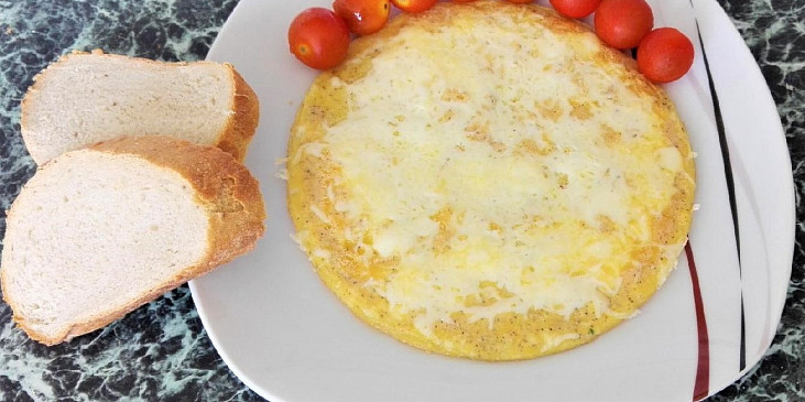 Pokud nechceme rajčátka opékat, můžeme podávat jen omeletu se sýrem a rajčátka přidat neopečená. 