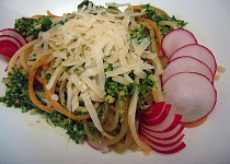 Trikolora špagety s ředkvičkovým pestem