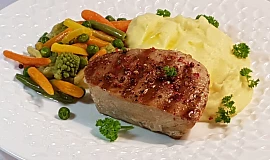 Tuňákový steak a máslová zelenina