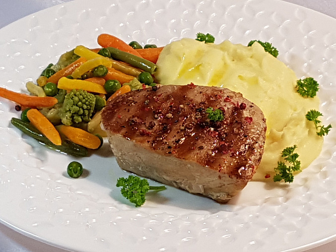Tuňákový steak a máslová zelenina