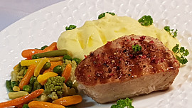 Tuňákový steak a máslová zelenina