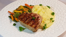 Tuňákový steak a máslová zelenina