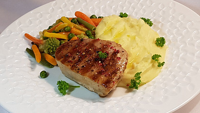 Tuňákový steak a máslová zelenina