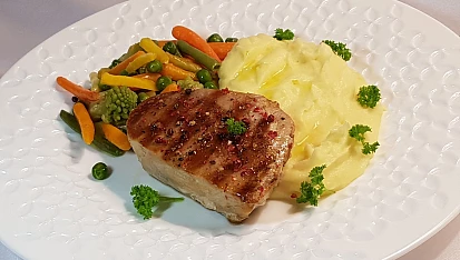 Tuňákový steak a máslová zelenina
