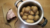 Zapečené brambory s uzeným masem a hráškem