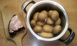 Zapečené brambory s uzeným masem a hráškem