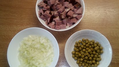 Zapečené brambory s uzeným masem a hráškem