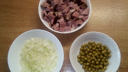 Zapečené brambory s uzeným masem a hráškem