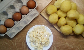 Zapečené brambory s uzeným masem a hráškem