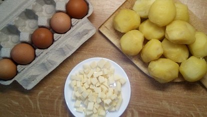 Zapečené brambory s uzeným masem a hráškem