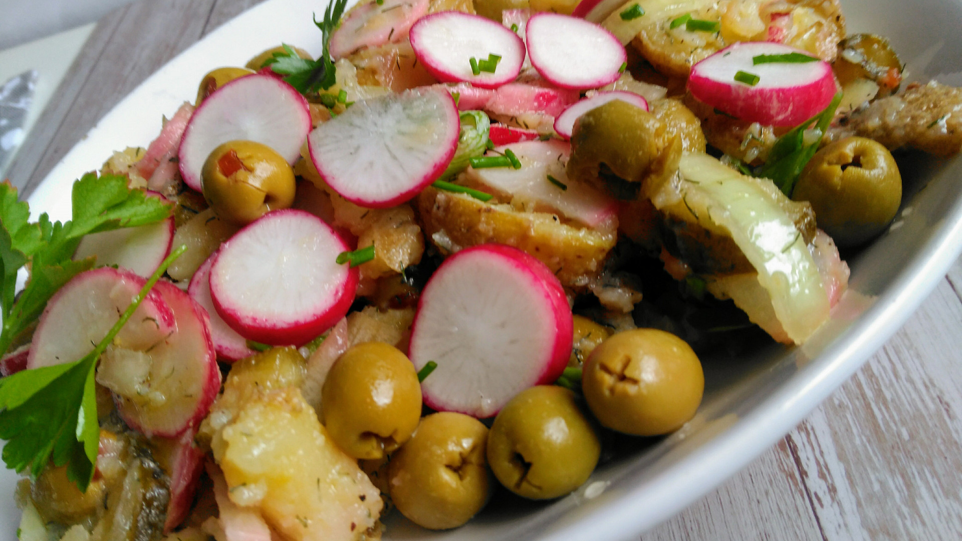 Barevný salát z pečených brambor s ředkvičkami a olivami
