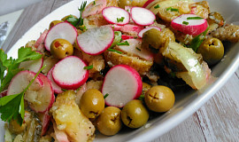 Barevný salát z pečených brambor s  ředkvičkami a olivami