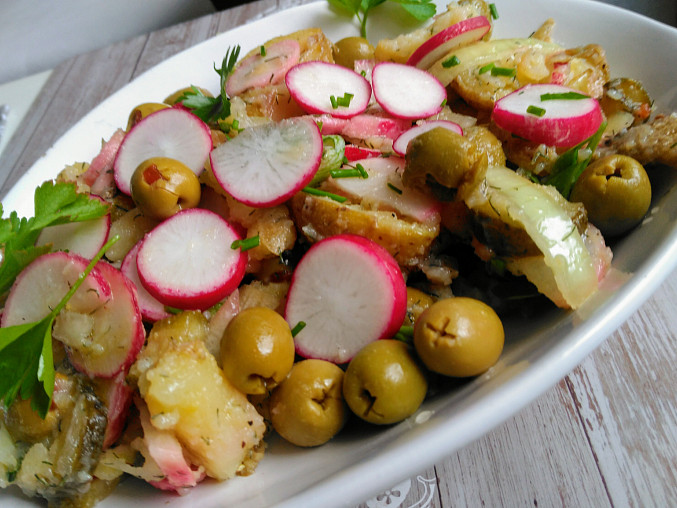 Barevný salát z pečených brambor s  ředkvičkami a olivami