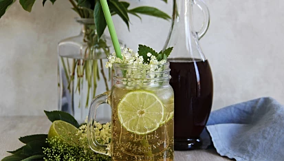 Bezový sirup se zázvorem a limetkou