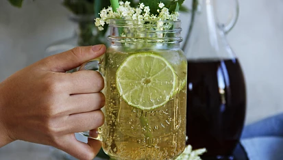 Bezový sirup se zázvorem a limetkou