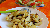Česnekové opékané brambory