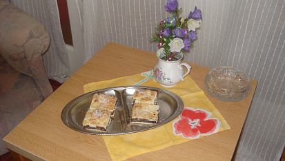 Drobenkový koláč s mákem, ovocem a tvarohem