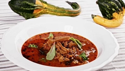 Dršťková polévka podle Ondřeje Slaniny, Podzim je tradičně spjatý s venkovskými zabijačkami. Někdy ale jen tak dostaneme chuť na některou dobrotu i mimo sezonu, a tak stačí koupit kvalitní suroviny, vytáhnout z poličky t