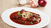 Hovězí guláš podle Ondřeje Slaniny (Guláš je recept, který nejčastěji doma dělá táta. Rád vybírá maso – na každý guláš je potřeba vybrat kvalitní maso, protože podle toho pak výsledný pokrm vychutnáme. Hovězí kližka )