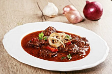 Guláš je recept, který nejčastěji doma dělá táta. Rád vybírá maso – na každý guláš je potřeba vybrat kvalitní maso, protože podle toho pak výsledný pokrm vychutnáme. Hovězí kližka 