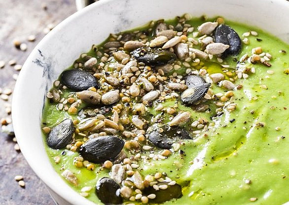 Hustá brokolicová krémová polévka - Večeříme společně, Krémové polévky patří k těm nejoblíbenějším rychlým večeřím, hlavně v nabitých dnech, plných shonu.