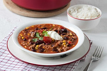 V tlakovém hrnci připravíte vydatnou večeři pro celou rodinu během chvilky! Vsaďte třeba na lahodné pestré chilli. Do hodiny můžete servírovat!