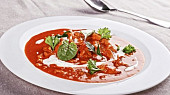 Kuře na paprice podle Ondřeje Slaniny (Kuřecí maso patří k oblíbeným surovinám kuchařů-začátečníků. Snadno se s ním pracuje, a chutný výsledek je zkrátka zaručen. Proto si na tenhle recept troufne třeba i jinak trochu z)