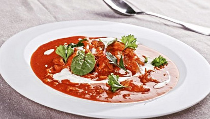 Kuře na paprice podle Ondřeje Slaniny, Kuřecí maso patří k oblíbeným surovinám kuchařů-začátečníků. Snadno se s ním pracuje, a chutný výsledek je zkrátka zaručen. Proto si na tenhle recept troufne třeba i jinak trochu z