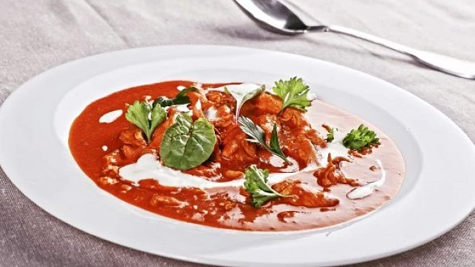Kuře na paprice podle Ondřeje Slaniny, Kuřecí maso patří k oblíbeným surovinám kuchařů-začátečníků. Snadno se s ním pracuje, a chutný výsledek je zkrátka zaručen. Proto si na tenhle recept troufne třeba i jinak trochu z