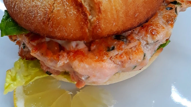 Lososový burger s koriandrem