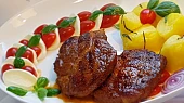 Minutková pivní krkovice s mozzarellou a cherry rajčátky