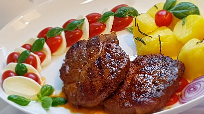 Minutková pivní krkovice s mozzarellou a cherry rajčátky