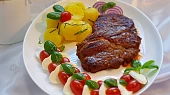 Minutková pivní krkovice s mozzarellou a cherry rajčátky