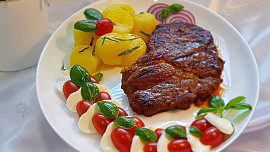 Minutková pivní krkovice s mozzarellou a cherry rajčátky