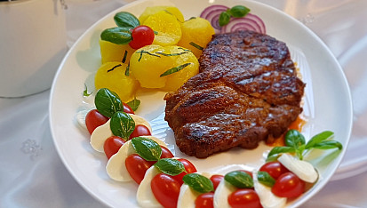 Minutková pivní krkovice s mozzarellou a cherry rajčátky