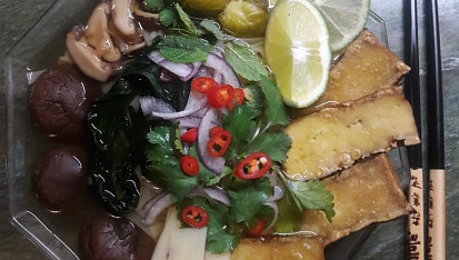 Moje phở s houbami shiitake a uzeným tofu