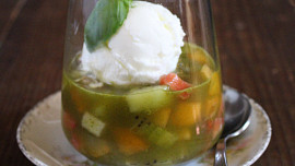 Ovocný salát s bazalkovou zálivkou a jogurtovou zmrzlinou