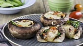 Portobello plněné zeleninou a sýrem (Když hledáte tu správnou alternativu k masové večeři a nic vás nenapadá, odpověď najdete u grilu. Připravíte v něm totiž snadno třeba i plněné portobello, které si bude chtít přida)