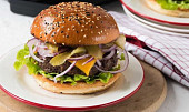 Burgery z hovězího mletého masa (Na poctivý burger z grilu nemusíte čekat až do léta! S elektrickým kontaktním grilem si ho můžete dopřát kdykoli budete mít chuť... Třeba už dnes k večeři!)