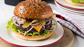 Burgery z hovězího mletého masa, Na poctivý burger z grilu nemusíte čekat až do léta! S elektrickým kontaktním grilem si ho můžete dopřát kdykoli budete mít chuť... Třeba už dnes k večeři!