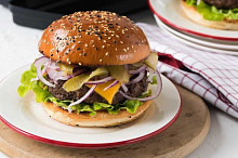 Na poctivý burger z grilu nemusíte čekat až do léta! S elektrickým kontaktním grilem si ho můžete dopřát kdykoli budete mít chuť... Třeba už dnes k večeři!