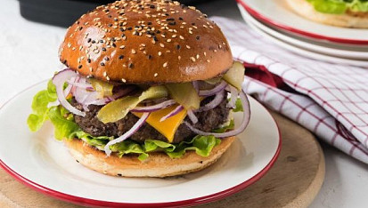 Burgery z hovězího mletého masa, Na poctivý burger z grilu nemusíte čekat až do léta! S elektrickým kontaktním grilem si ho můžete dopřát kdykoli budete mít chuť... Třeba už dnes k večeři!