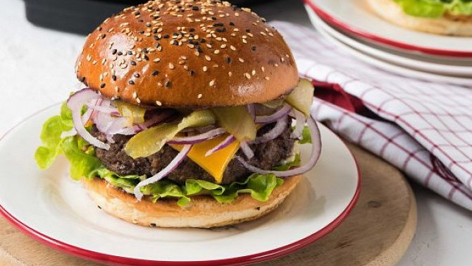 Burgery z hovězího mletého masa, Na poctivý burger z grilu nemusíte čekat až do léta! S elektrickým kontaktním grilem si ho můžete dopřát kdykoli budete mít chuť... Třeba už dnes k večeři!