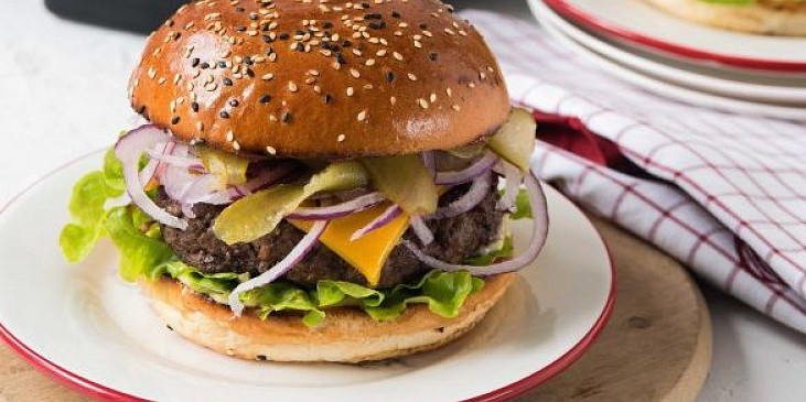 Burgery z hovězího mletého masa (Na poctivý burger z grilu nemusíte čekat až do…)