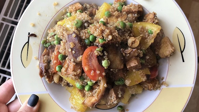 Quinoa s uzeným tofu a hlívou