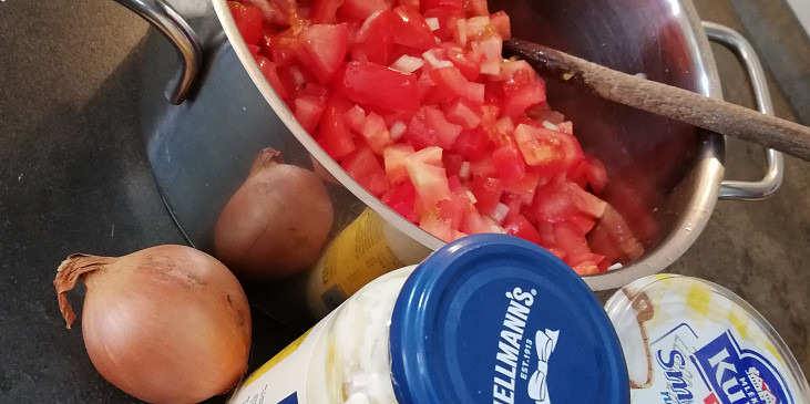 Rajčatový salát s majonézou a smetanou